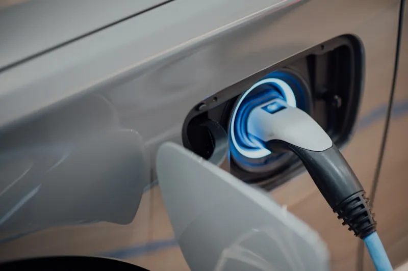 Elektrische leaseauto aan de laadpaal - klaar voor de volgende gedeelde rit