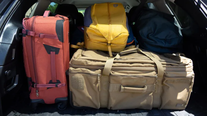 Kofferbak vol bagage - met een geleende auto van een collega op vakantie